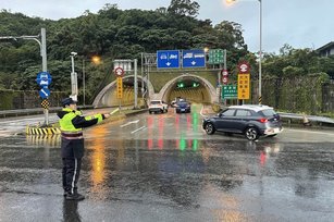 元旦連假第一天,蘇花公路改善路段31日清晨6時起湧現南下車潮,警方在沿線規劃警力,加強交通疏導。(圖/警方提供)