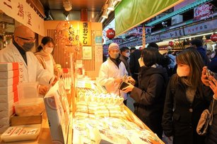 疫情肆虐全球的情況下,這是疫清後,日本民眾第3年迎接新年到來,東京淺草寺前可看到許多外籍觀光客。店家老闆說,感謝許多台灣顧客上門。(圖/中央社)