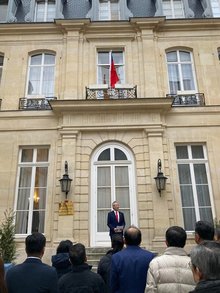 駐法國代表吳志中致詞表示,對法國而言,台灣不再是一個陌生的國家,而是一個成功故事,並強調中共去年近2000次軍事騷擾無法摧毀台灣人追求自由、民主、和平的勇氣與決心。(圖/駐法國代表處提供)