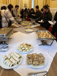 元旦升旗典禮之後,駐法國代表處準備煎包、水餃、煎餃、米粉、油條、熱豆漿等餐點,讓僑胞彼此交流、討論,在溫暖的情誼與美食中開啟2023年第一天。(圖/駐法國代表處提供)