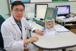 嘉基大腸直腸外科主任林怡成表示,第四代達文西手術系統,克服了傳統腹腔鏡手術的極限,可以在骨盆腔狹窄空間裡,進行較複雜的手術動作,降低神經傷害的機率。(嘉基提供)