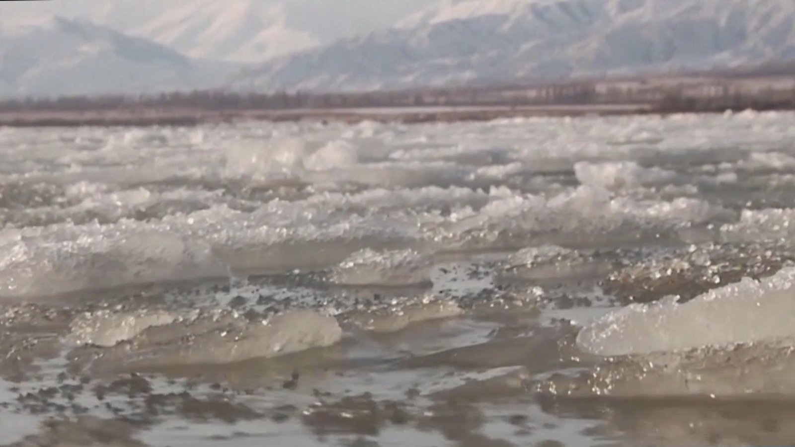 吉爾吉斯遇嚴寒 終年不凍的「熱湖」結冰