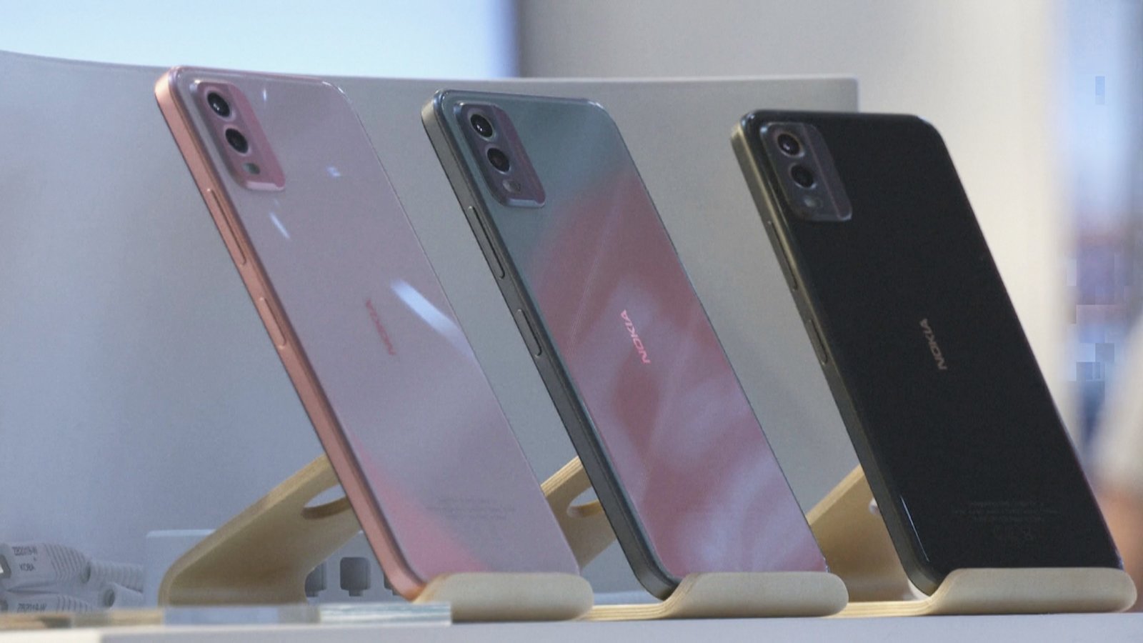 智慧手機推出平價款 使用者可自行維修