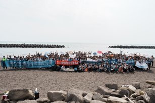 全國12區扶青大會參與人員、屏東縣政府環境保護局局長顏幸苑、屏東縣議會縣議員李世淦、屏東縣枋寮鄉新龍村村長郭甫男一同清運潘仔崙海岸人為垃圾淨灘結果大合照(台灣扶青多地區資訊組織提供)