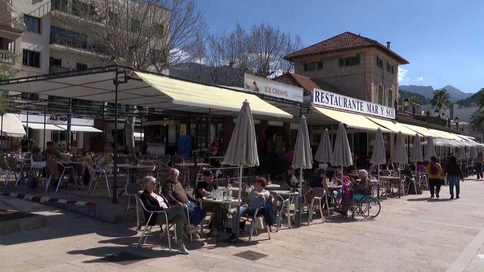 西班牙破3月高溫紀錄 人們蜂擁地中海灘避暑