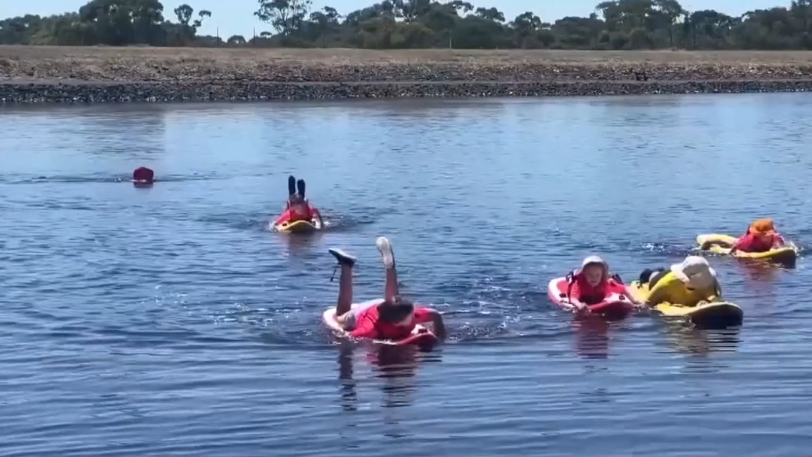 嬉水必備 澳洲內陸兒童學習水上求生技能
