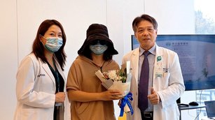 博田國際醫院副院長阮蘭婷(左)與肝膽胰臟外科副院長李金德(右),康復的郭女士(中)。(圖/葉子棻)