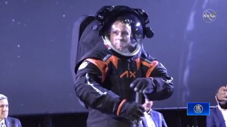 重返月球更進一步 NASA新太空服亮相