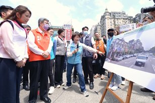 行政院長陳建仁聽取桃園市政府養工處高必嫻副處長簡報(行政院提供)