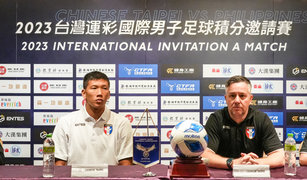 中華男足總教練Gary White(右)表示要感謝企業甲級聯賽各球隊的全力支持，讓剛結束全運會足球賽事的隊員可以全心投入集訓（中華民國足球協會提供）