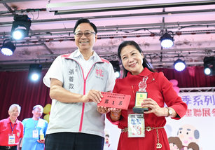中壢老人會朱佩玲以《我的奮鬥史》為題,獲得銀髮族說故事比賽第一名。(桃園市政府提供)