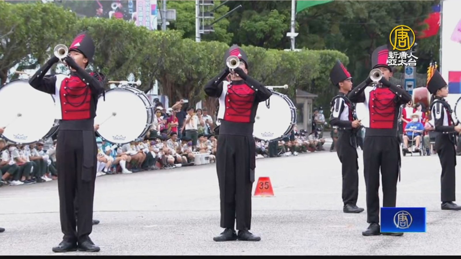 府元旦升旗展「巨幅國旗」十大傑出青年領唱國歌