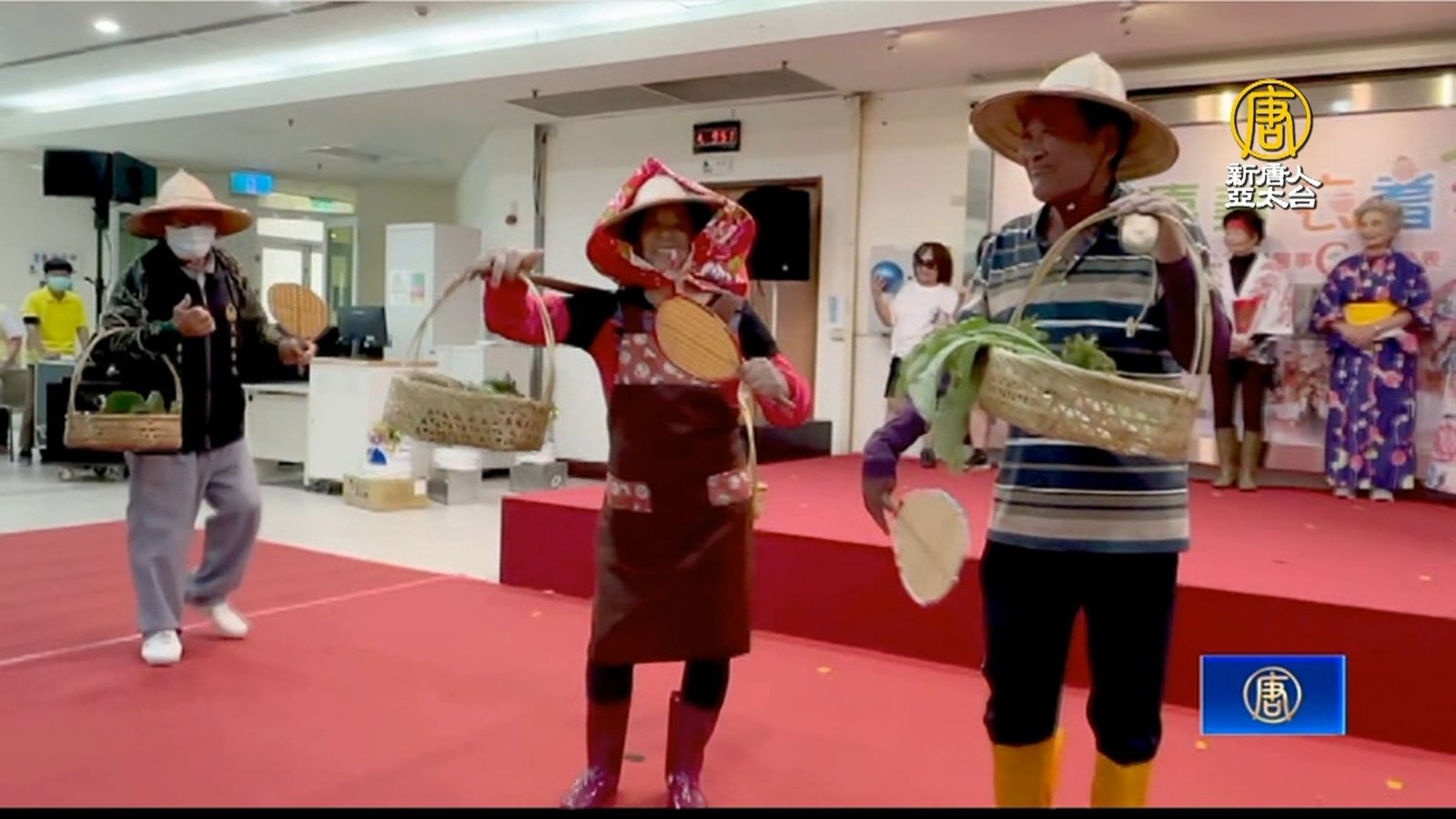 嘉縣醫事C據點成果展 阿公阿嬤化身模特兒走秀