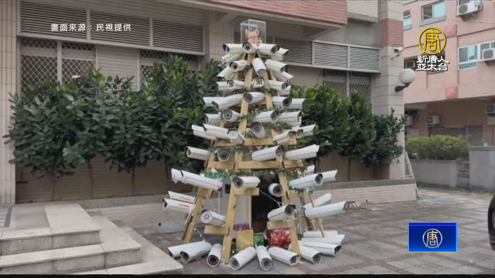 台南派出所環保玩創意 「無死角聖誕樹」吸睛