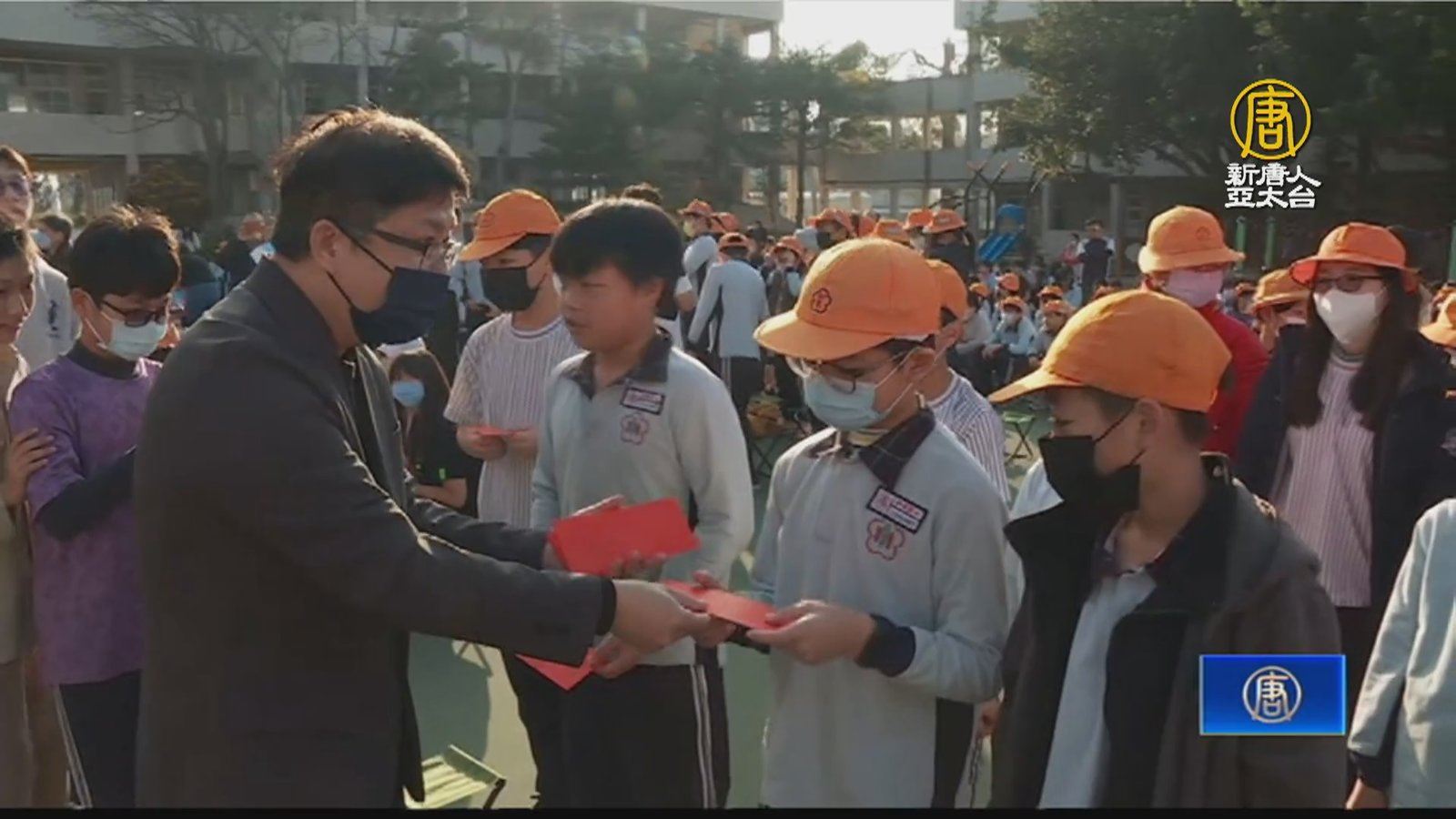 延續傳統 校長連續十年發紅包 向師生傳遞祝福
