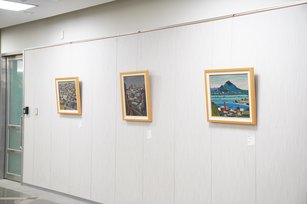 中醫大新竹附醫藝廊換裝，共展出5位國際級藝術家28件作品。（中醫大新竹附醫提供）