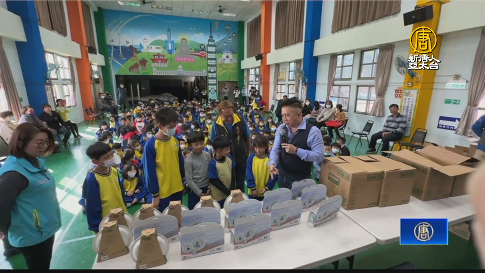 企業家招待國小師生吃漢堡大餐 提前過兒童節