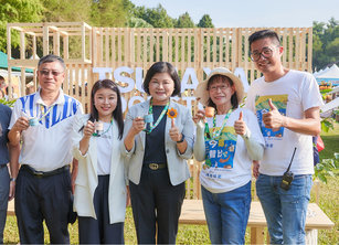 「2023台灣咖啡節」首度參賽就獲獎(由左至右為農業處處長魏勝德、立委張嘉郡、縣長張麗善、副縣長謝淑亞、果俐文創執行長陳郁涵)。(畫面來源:雲林縣政府提供)