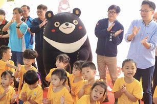 高雄市長陳其邁與高雄熊、小朋友進行洗手歌帶動跳,宣導正確洗手步驟。(高雄市政府提供)