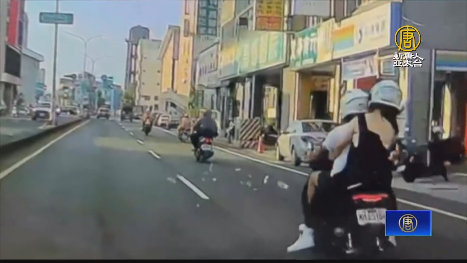 鈔票沿路飛!男子領錢塞口袋 騎車大鈔一路撒