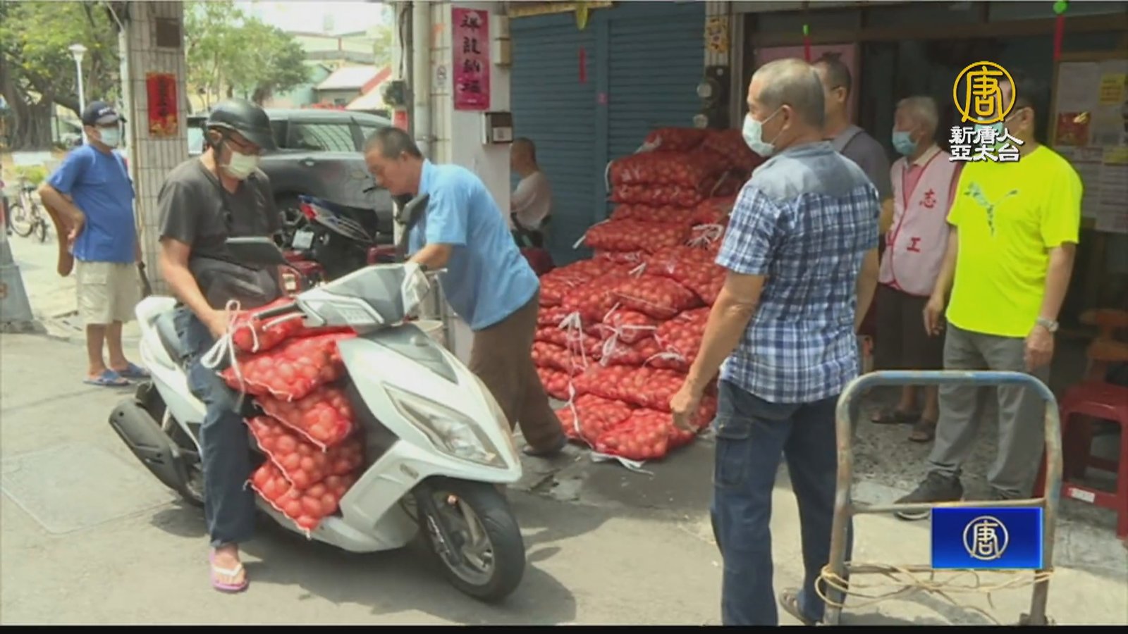 減輕農民負擔 高雄里長買6千公斤洋蔥送里民