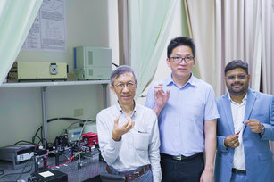 中正大學研究團隊成功開發「光微流體敗血症快篩平台」,8分鐘就知篩檢結果,使敗血症判讀更快更精準。(中正大學提供)