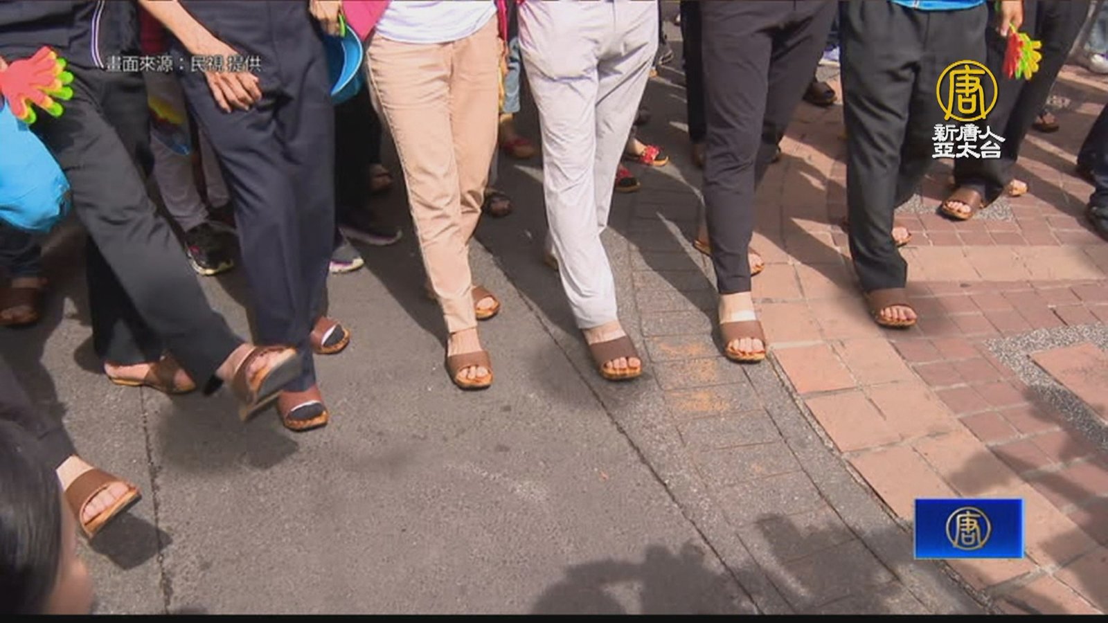 台中南屯慶端午 民眾「穿木屐躦鯪鯉」踩街