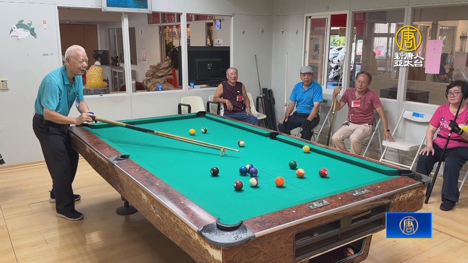 鹿港老人會辦撞球比賽 阿公阿嬤以球會友