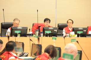 市長陳其邁今日上午主持山陀兒颱風災害應變中心第四次工作會議,並與各區公所進行視訊。(高雄市政府提供)