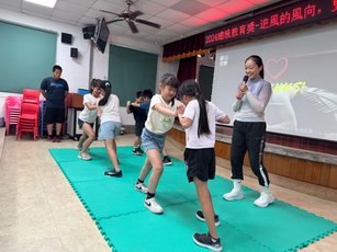 在上岐國小的演講中,張禹萱也設計了角力體驗環節,邀請學生上台學習基礎技巧。(圖/上岐國小 提供)