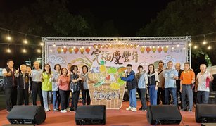 2024年11月23日晚間,屏東縣高樹鄉公所在東振村土地公前廣場舉辦「完(還)福」音樂會,感恩土地公一年的庇佑。(圖/高樹鄉公所提供)