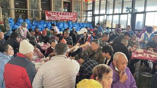 2025年1月19日,龍華慈惠堂及玉聖社會服務關懷協會舉辦寒士尾牙宴。(圖/彰化縣議員周君綾辦公室提供)