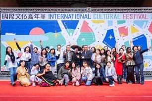 中山大學打造國際化校園,國際文化嘉年華是國際生年度盛事,今年共有10國美食攤位、13國23名國際生精彩演出與5大文化體驗區(中山大學 提供)