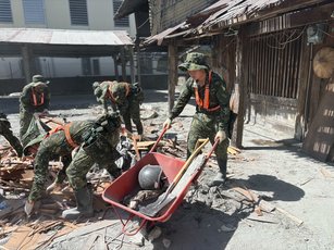 國軍第5作戰區今(2)日持續投入災後復原行動,協助清除積水與淤泥。(第5作戰區提供)