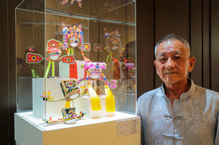 高雄市刺繡保存者林全誠與作品。(圖/高雄市歷史博物館 提供)