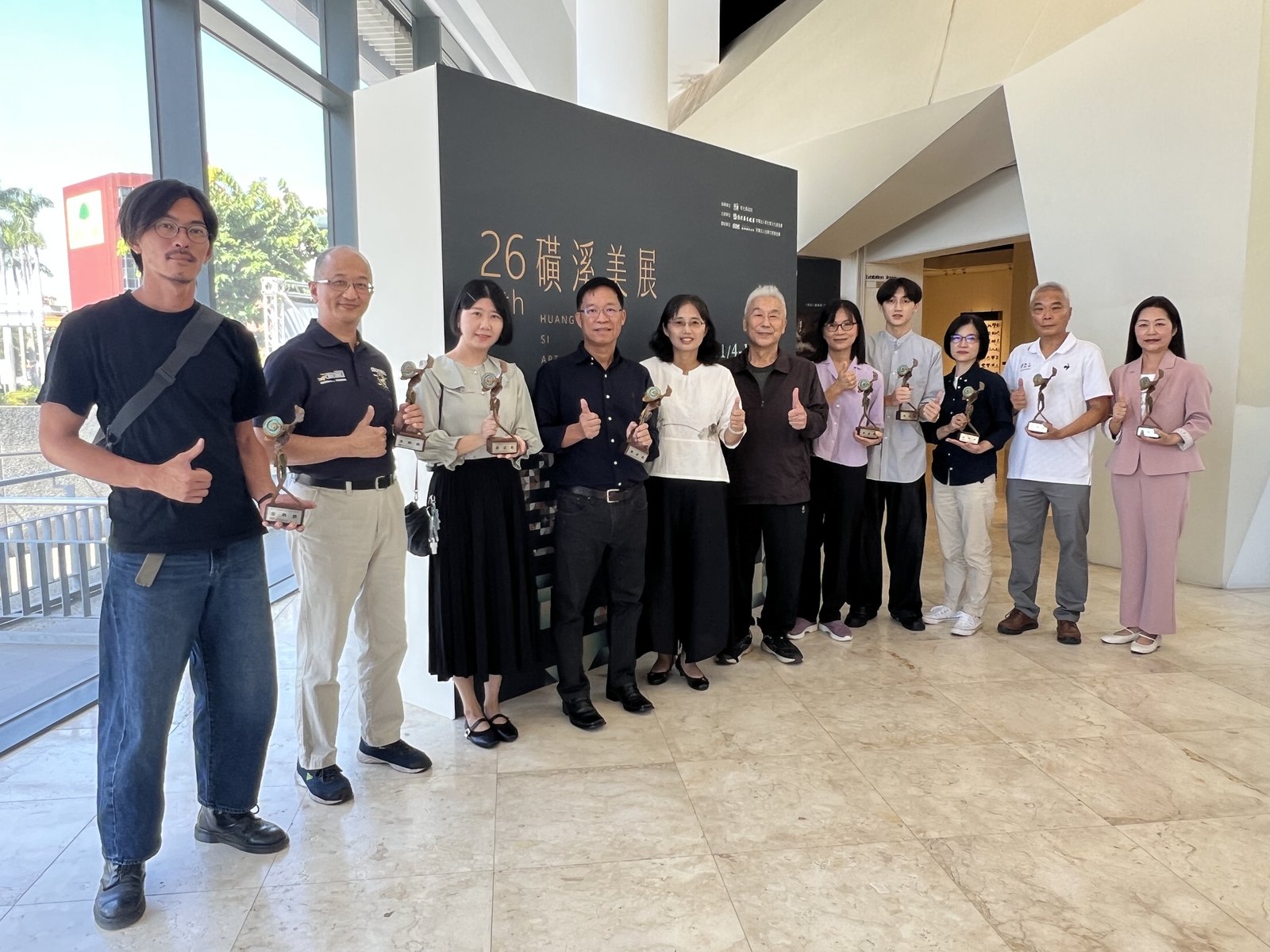 局長與藝術家合照(彰化縣文化局提供)