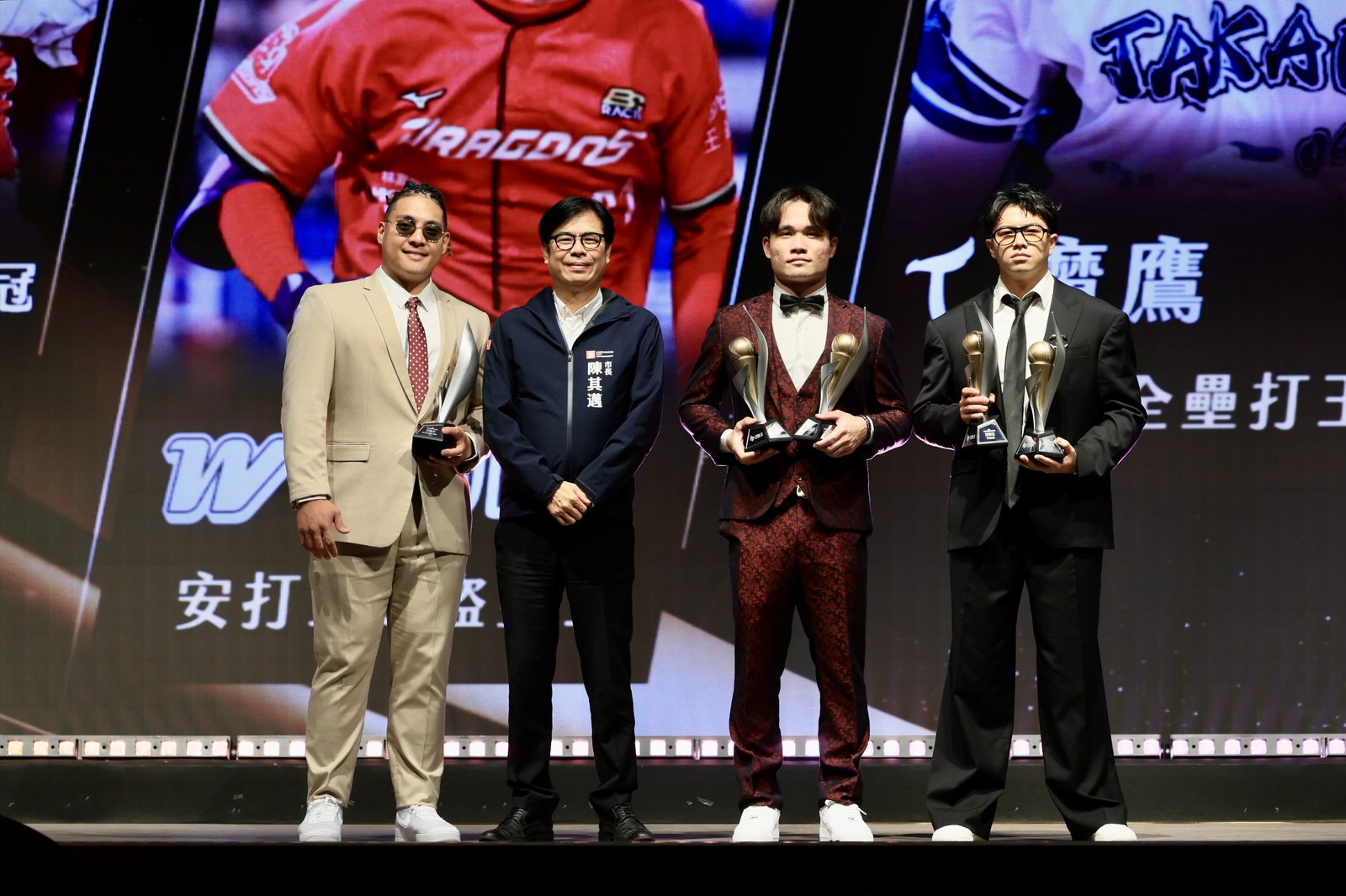 陳市長出席頒發年度打者個人獎項(高雄市政府提供)