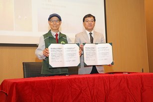 日本北海道鶴居村與福爾摩沙野鳥保育協會,共同簽署合作備忘錄。(福爾摩沙野鳥保育協會提供)