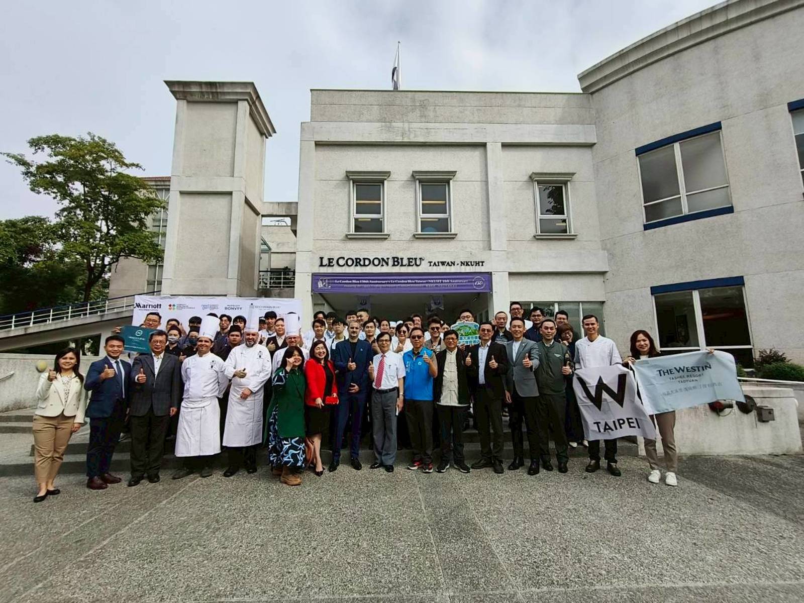 2025 Future Chef 萬豪國際新秀廚師競賽全體大合照,產官學界與國際酒店代表齊聚高雄。(高雄市海洋局提供)