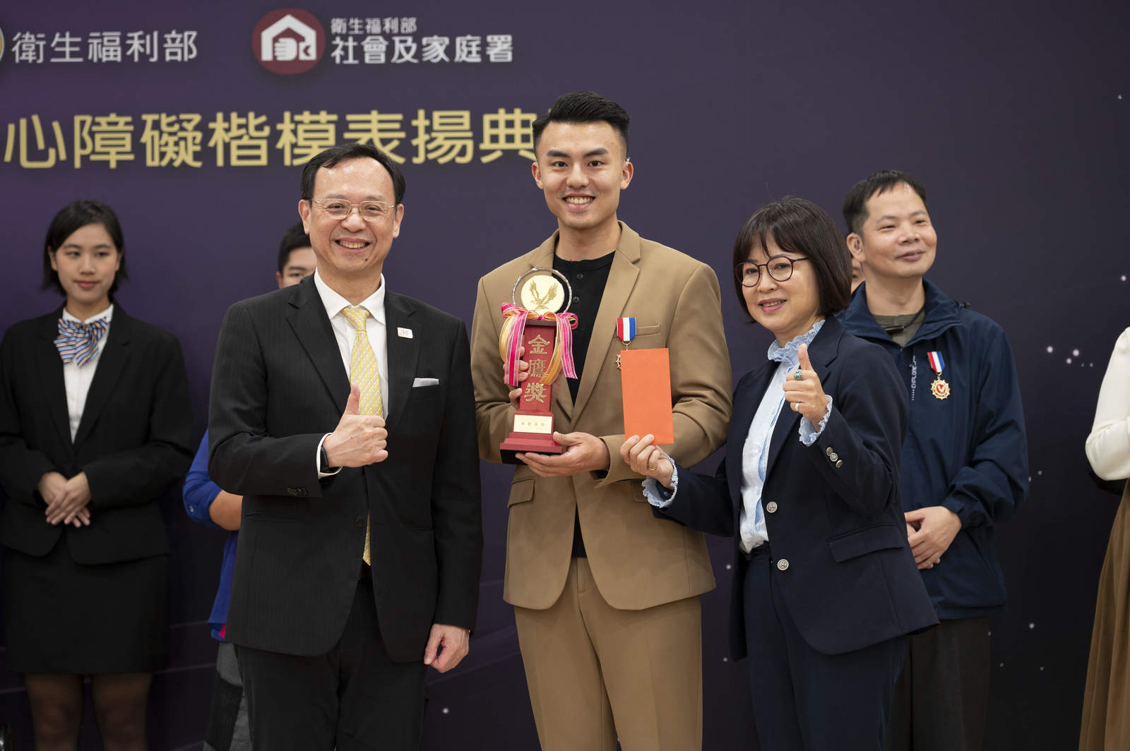 衛福部部長石崇良(左)、民進黨立委林月琴(右),致贈金鷹獎章與獎座,給得獎者。(圖/科工館)