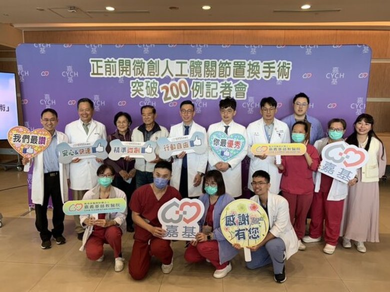 陳先生(後排左四)與家屬出席記者會,感謝嘉基骨科團隊悉心照護(嘉義基督教醫院提供)