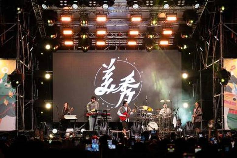 第三度參與高雄聖誕生活節的美秀集團,舞台前擠滿等候多時的歌迷,氣氛熱烈。以〈電火王〉、〈愛情的大壞蛋〉為高雄聖誕生活節第三日畫下熱鬧而溫馨的句點(高雄經發局 提供)