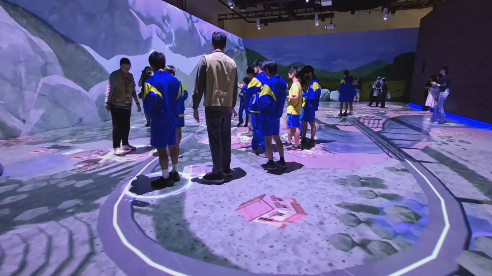 全台首創、以「數位雙生」為核心的沉浸互動災防教育劇場。(圖/葉子棻)