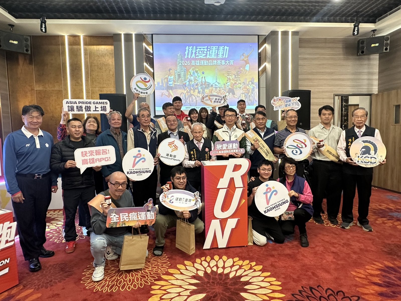 高雄市運發局長侯尊堯揪大家愛運動。(高雄市運發局提供)