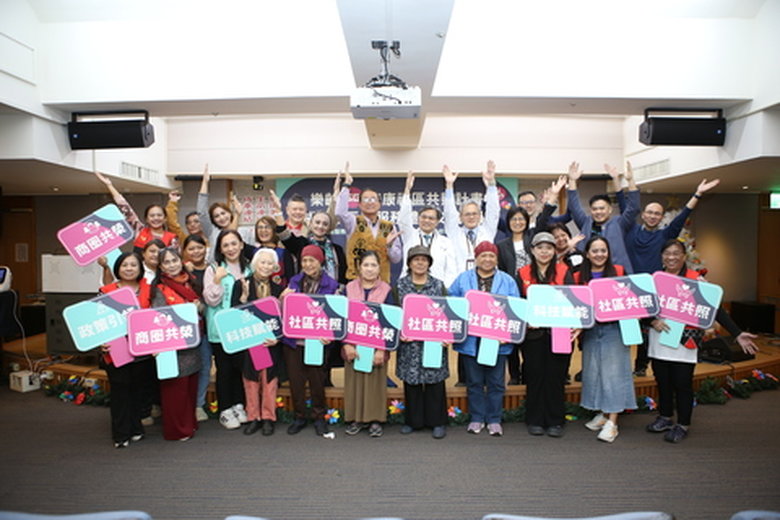 「樂齡5G安康社區共照計畫」整合藥局、餐飲、輔具與交通等在地資源,提供飲食、用藥、活動與生活支持,讓「生活即照護」的理念在偏鄉落地。此模式不僅提升照護品質,更促進社區共榮與商業永續,為原鄉長者開啟智慧照護的新契機(智慧時尚股份有限公司 提供)