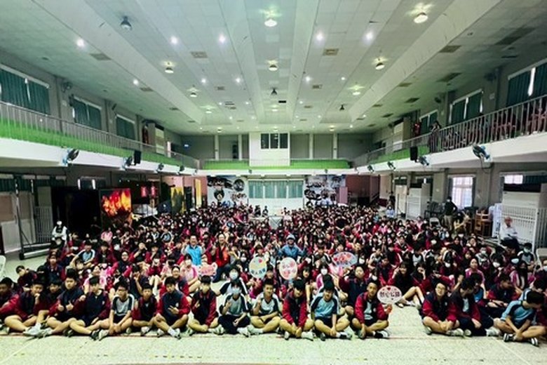 屏東縣新聞記者公會理事長蔡麗華為鼓勵學生勇敢表達,準備實用禮品,鼓勵學生上台分享心得,盧同學表示受益良多,承諾在校要友愛同學、尊敬師長,在家孝順父母(屏東縣記者公會 提供)