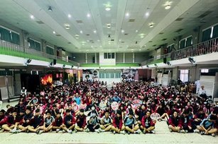 屏東縣新聞記者公會理事長蔡麗華為鼓勵學生勇敢表達,準備實用禮品,鼓勵學生上台分享心得,盧同學表示受益良多,承諾在校要友愛同學、尊敬師長,在家孝順父母(屏東縣記者公會 提供)