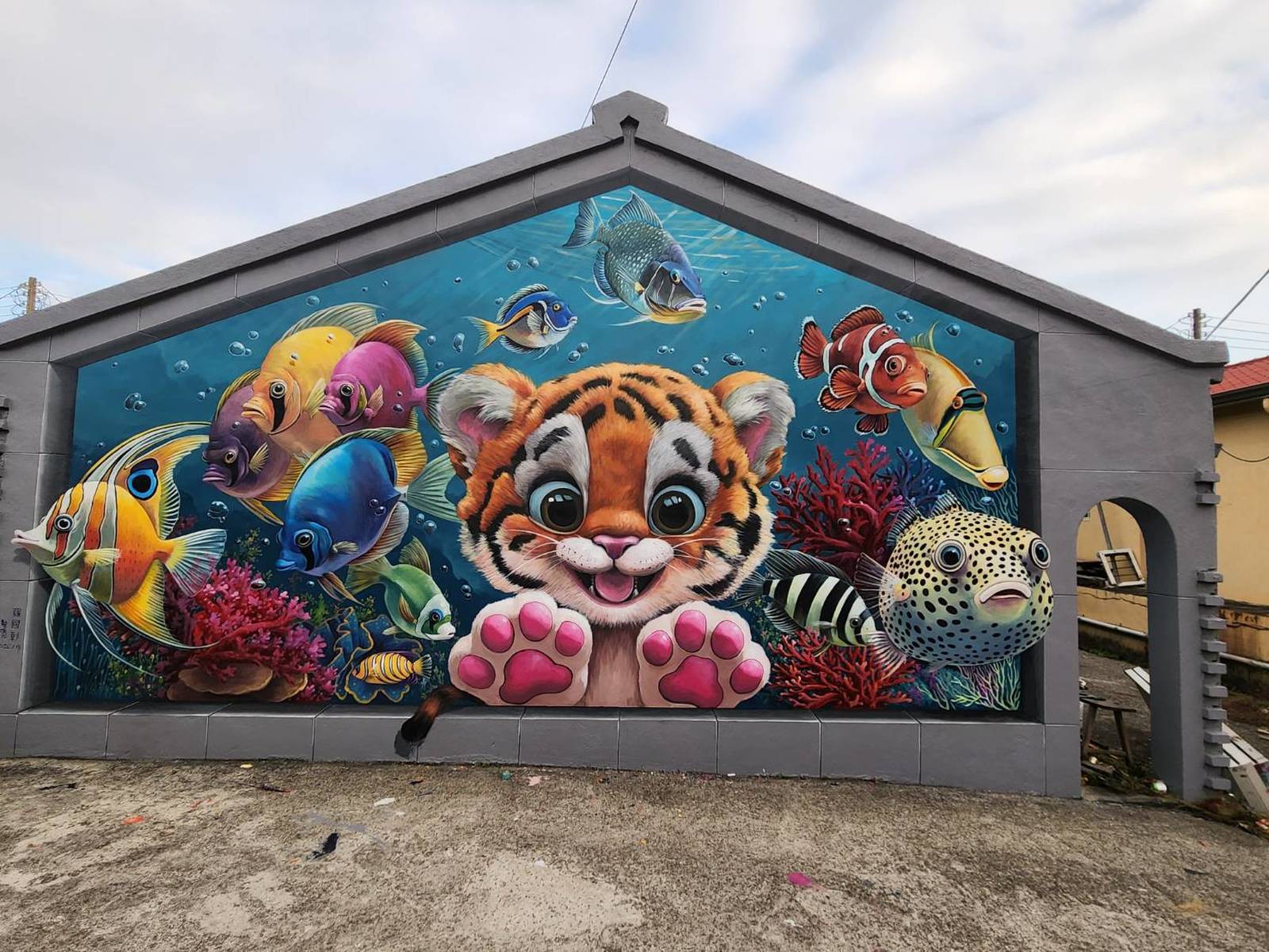 彩繪藝術家曾進成攜手「星星的孩子」羅國彰,打造有故事溫度的彩繪牆「大貓日記2.0」。(楊秀玉提供)