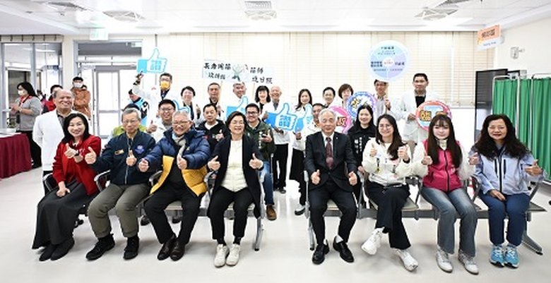 彰化縣率全國之先,導入專業藥師進入日照中心,補足用藥管理關鍵缺口,記者會大合照。(彰化縣政府提供)