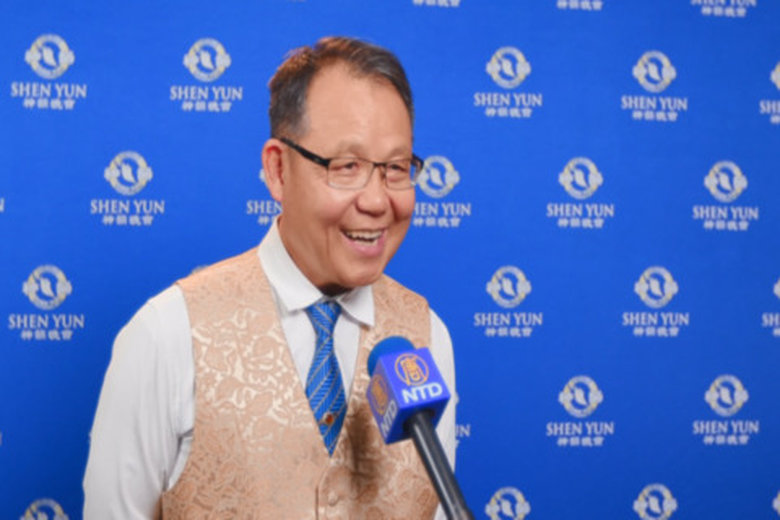 2026年1月6日下午,台東縣嘉義同鄉會理事長陳金溪觀賞了美國神韻新紀元藝術團在高雄衛武營歌劇院的演出